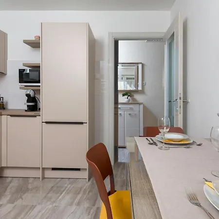 Vivid Apartment *